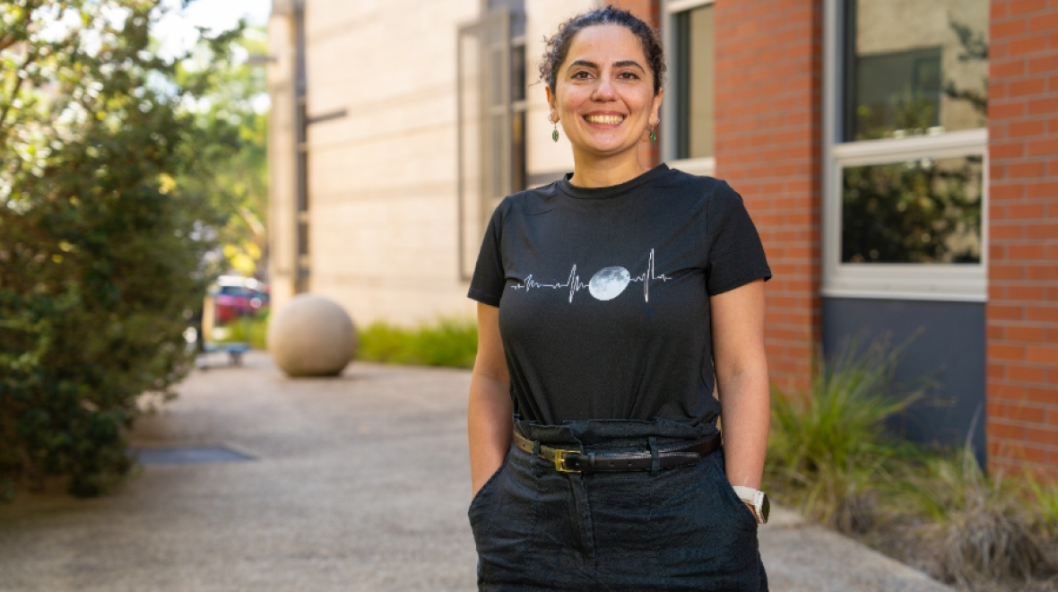 Earth sciences researcher Dr Sima Mousavi smiles while standing outside an ������Ƶbuilding.